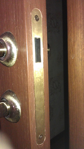 Защелка врезная магнитная с ручкой на межкомнаной двери